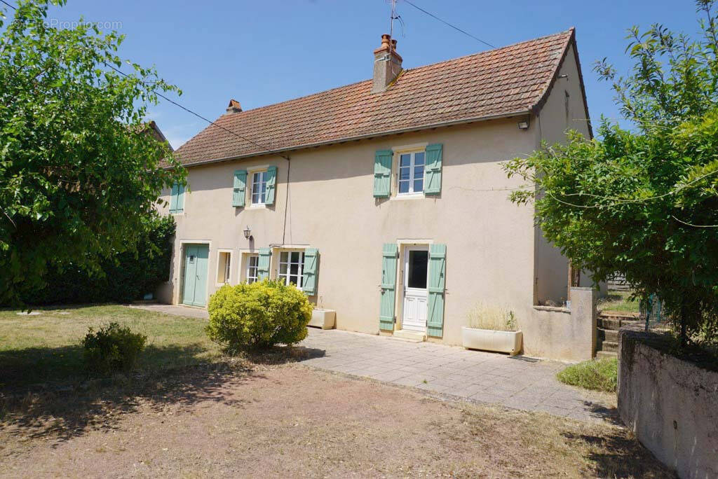 Maison à SAINT-CHRISTOPHE-EN-BRIONNAIS