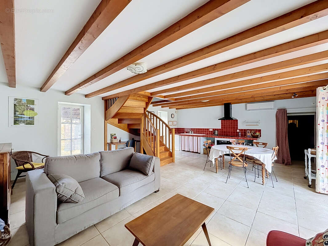 20KM gare TGV ANGOULEME : Ensemble immobilier charentais rénové avec maison principale, gîte et 6 000 m2 de te - photo 3