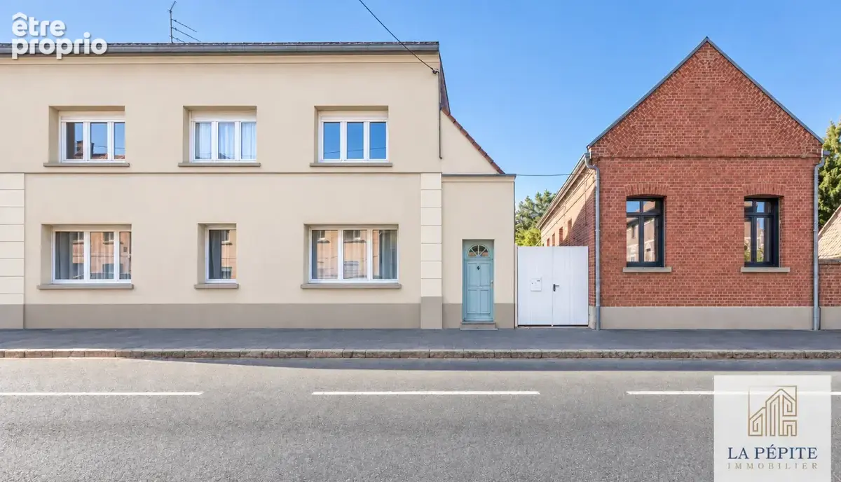 Ensemble Immobilier composé de 2 maisons d'environ 285 m2 et 55 m2, de 3 garages et d'un jardin. - photo 26