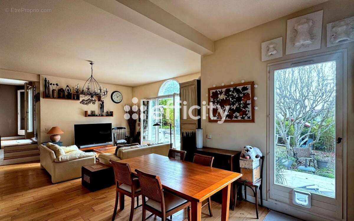 Maison à VERRIERES-LE-BUISSON