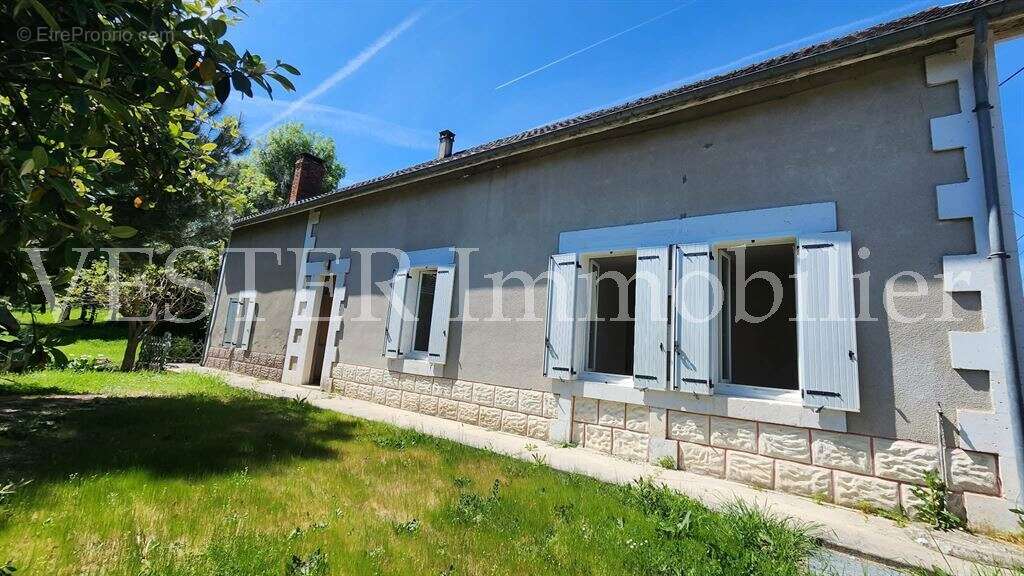 Maison ancienne rénovée de 130m2 + 130m2 aménageables, dans un écrin de verdure - photo 16