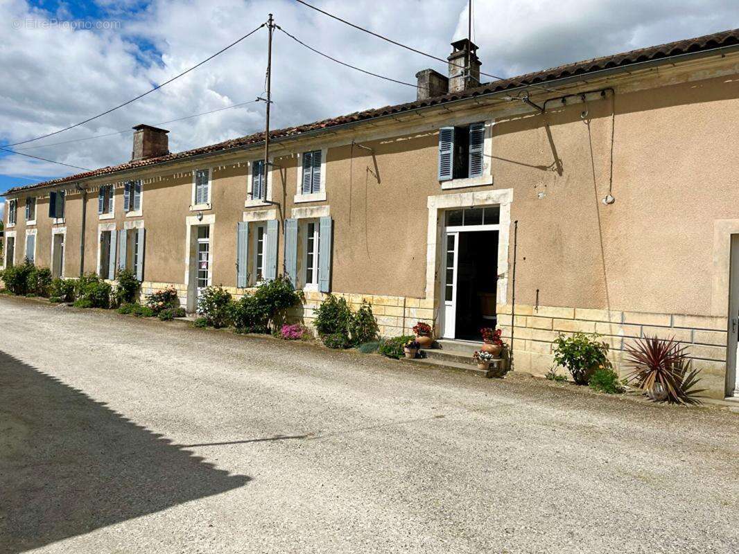 Maison à BAIGNES-SAINTE-RADEGONDE