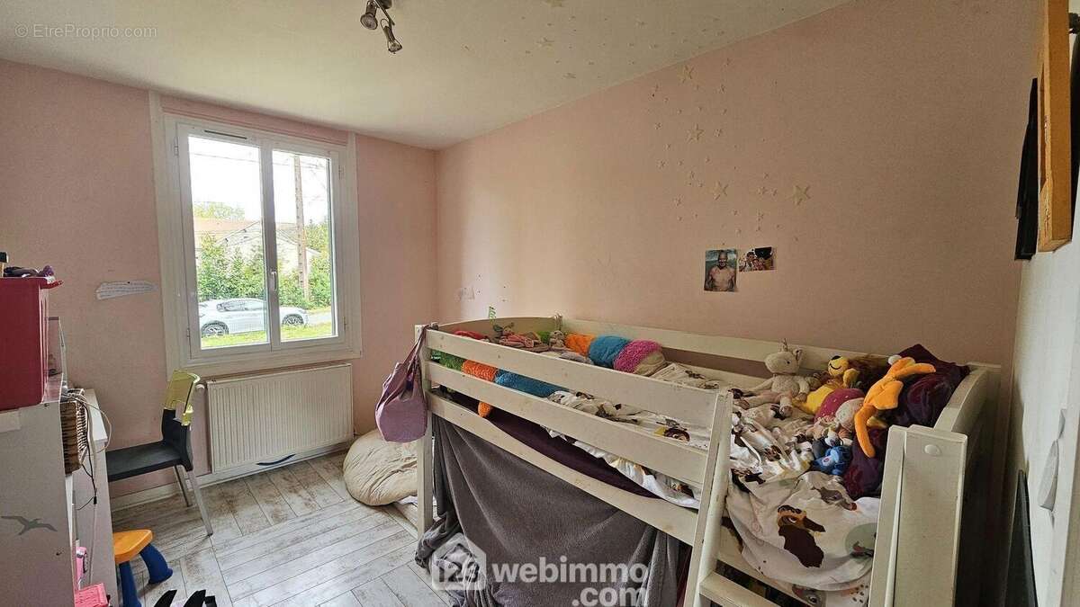 Au RDC, une chambre de 10 m².