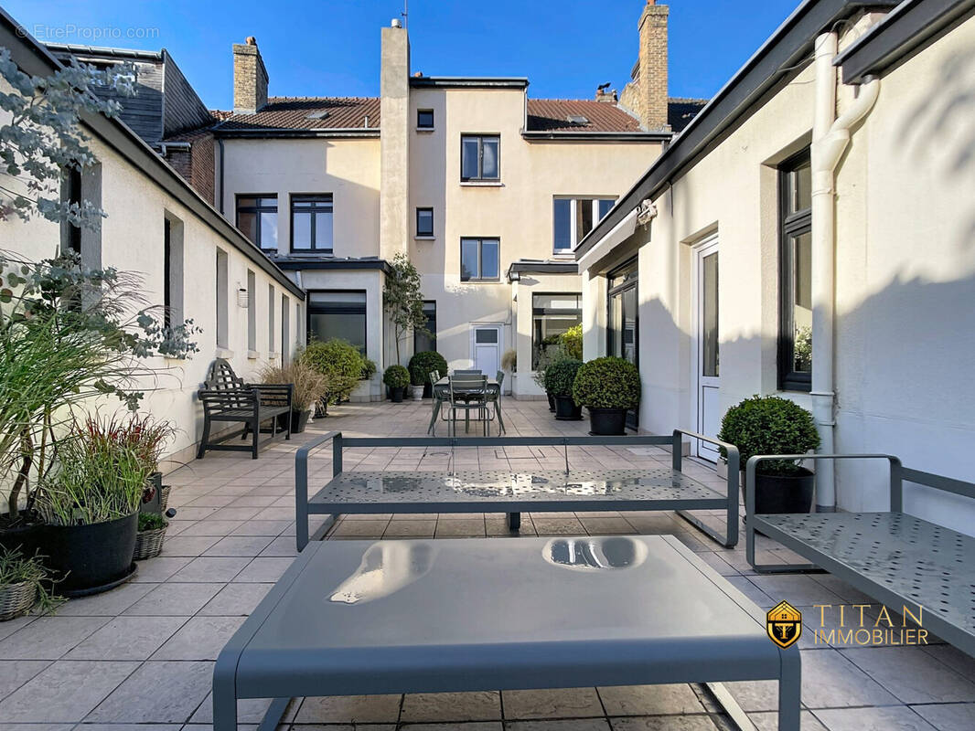 Maison de caractère de plus de 543 m² avec local commercial, garage et grand jardin  Secteur Coudekerque-Branche. Titan immobilier - Maison à COUDEKERQUE-BRANCHE