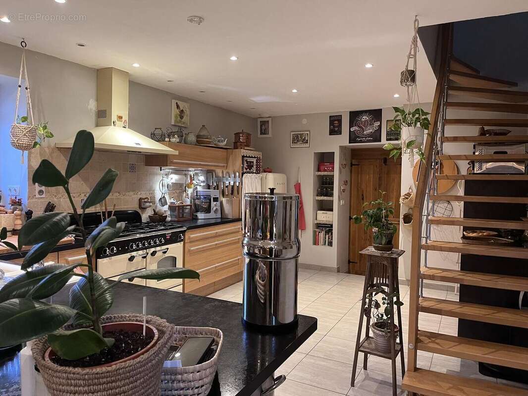 Pièce à vivre côté cuisine - Maison à LACAPELLE-MARIVAL