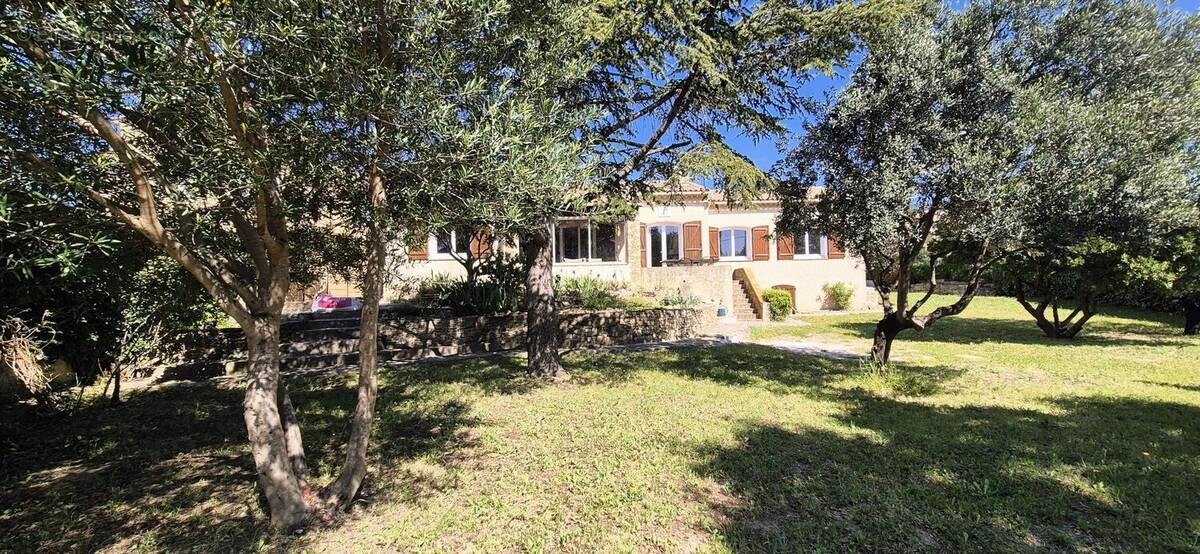 Maison à CEYRESTE