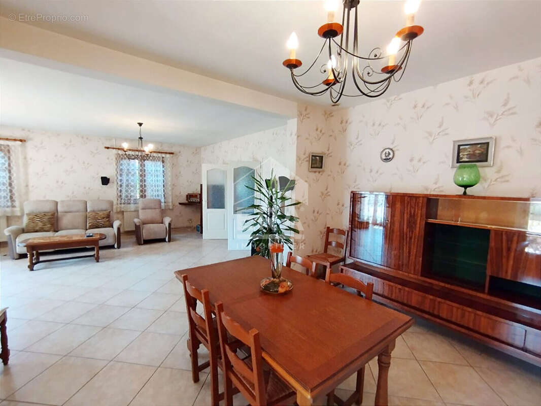 Rare sur le secteur : vaste maison avec deux parties habitations - photo 12