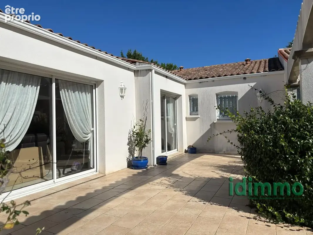 Superbe villa bourgeoise de style rethais de 180 m2 sur un terrain clos et arbore de 1122 m2. a 15 mn de la - photo 9