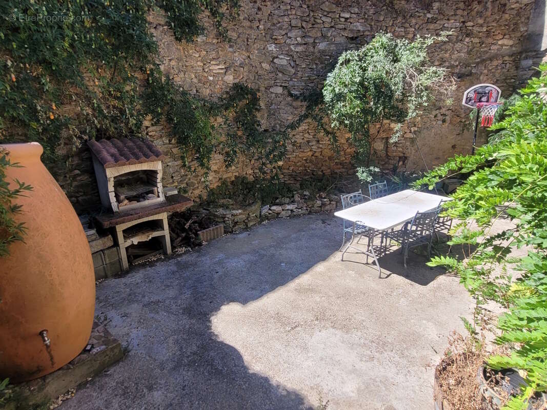 Maison en pierres de 177 m² habitables avec cour et terrasse. - photo 6
