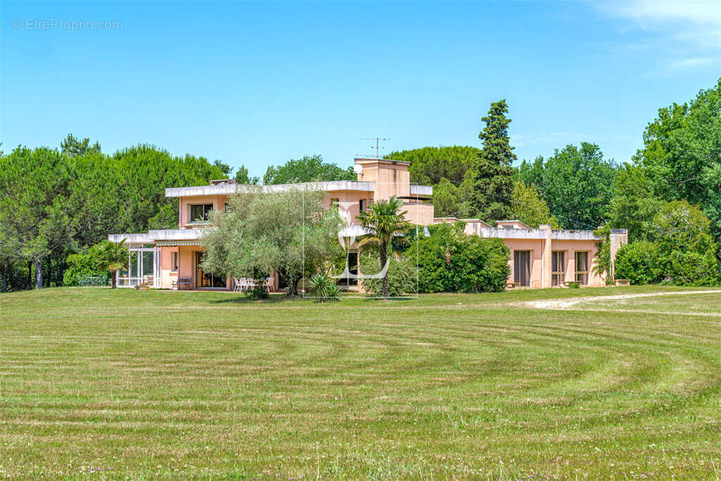 Negrepelisse — domaine familial de 9,7 hectares avec villa d’architecte, ferme de caractere et parc - photo 3