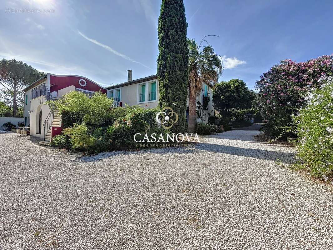 Hôtel à vendre avec 12 suites, un appartement, une piscine et potentiel restauration ou gîtes près de Pézenas - photo 8