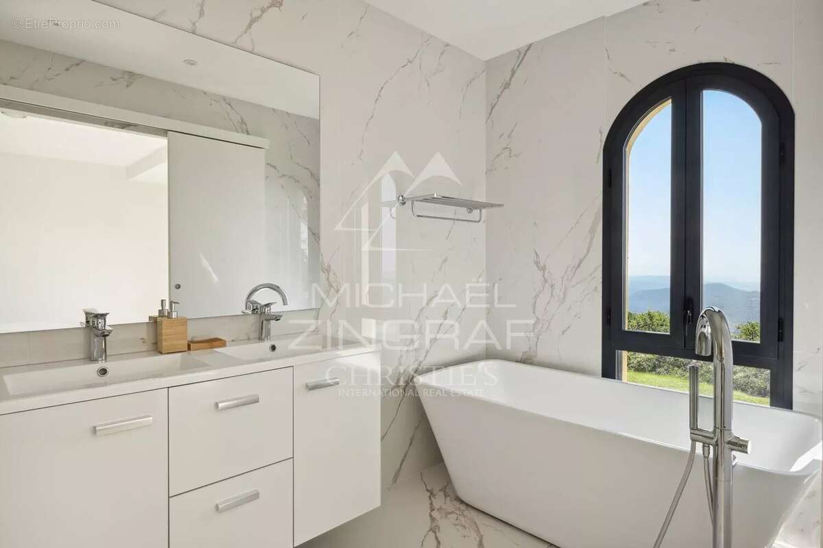 Villa au style épuré sur les balcons de la Riviera - photo 10