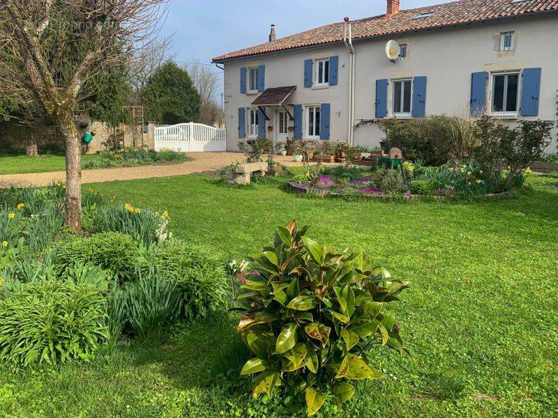 Maison à CHEF-BOUTONNE