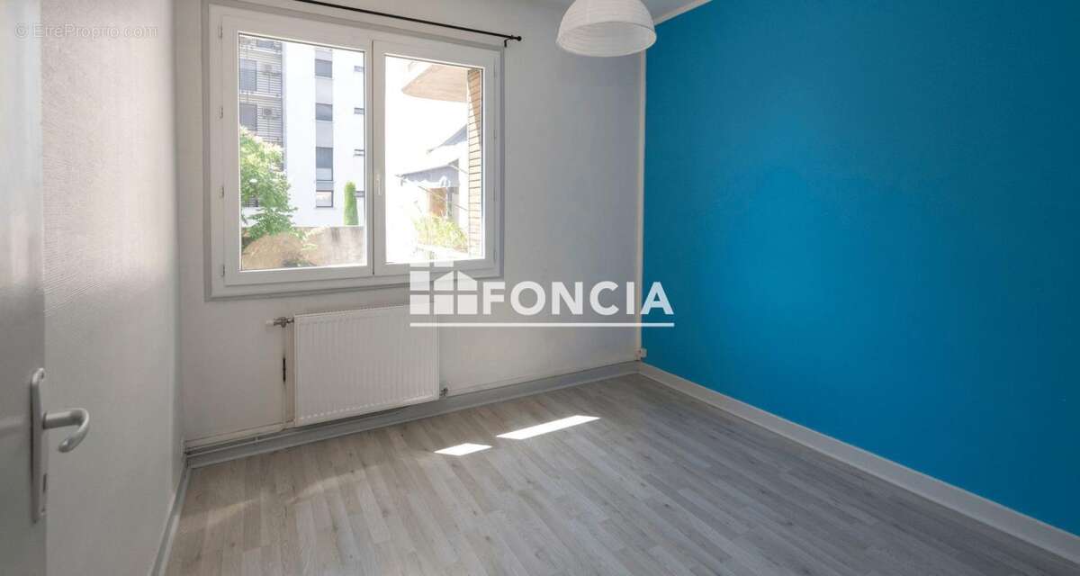 VALENCE rue Alphonse Daudet – T4 72 m² en bon état • 3 chambres • Balcon • Cave - photo 4