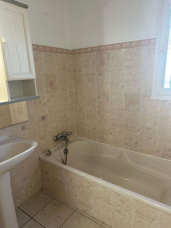 Saint Etienne du Grès : Villa de plein pied, 3 chambres, terrain 420m² - photo 8