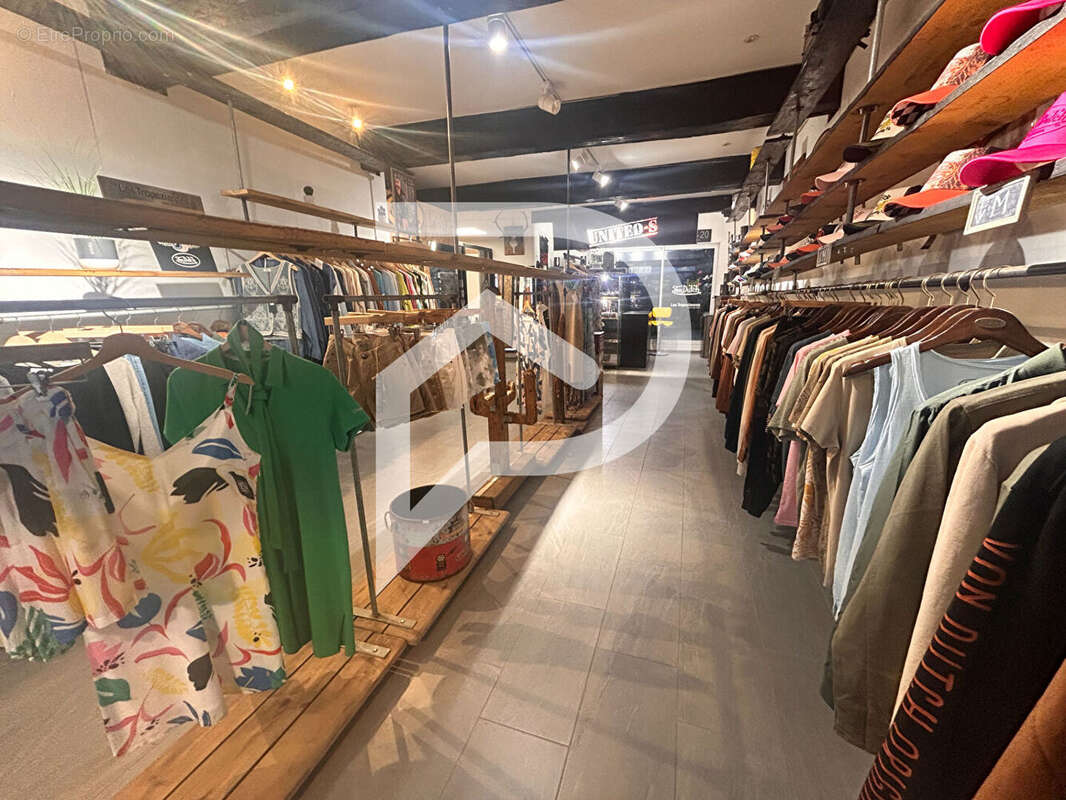 Commerce à AIGUES-MORTES