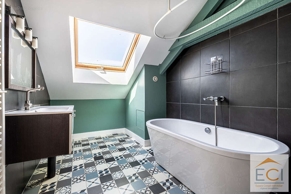 A VENDRE - magnifique loft familial aux beaux volumes - photo 8