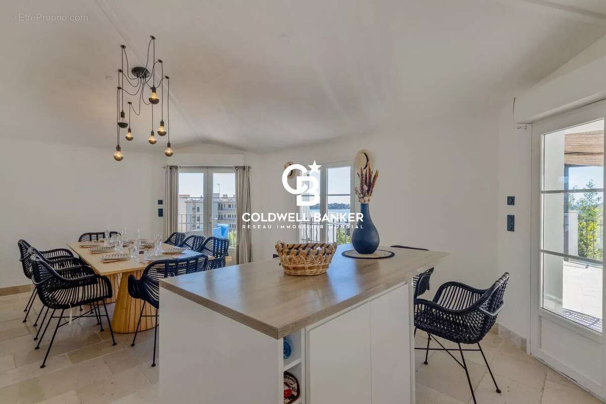 Située dans un domaine privé et sécurisé d’Agay à Saint-Raphaël, opportunité d’investissement rare sur la Côte d’Azur, alliant e - photo 28