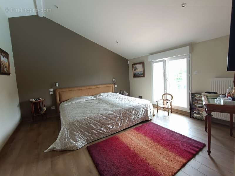 Maison 248 m² à Coutras  - photo 8