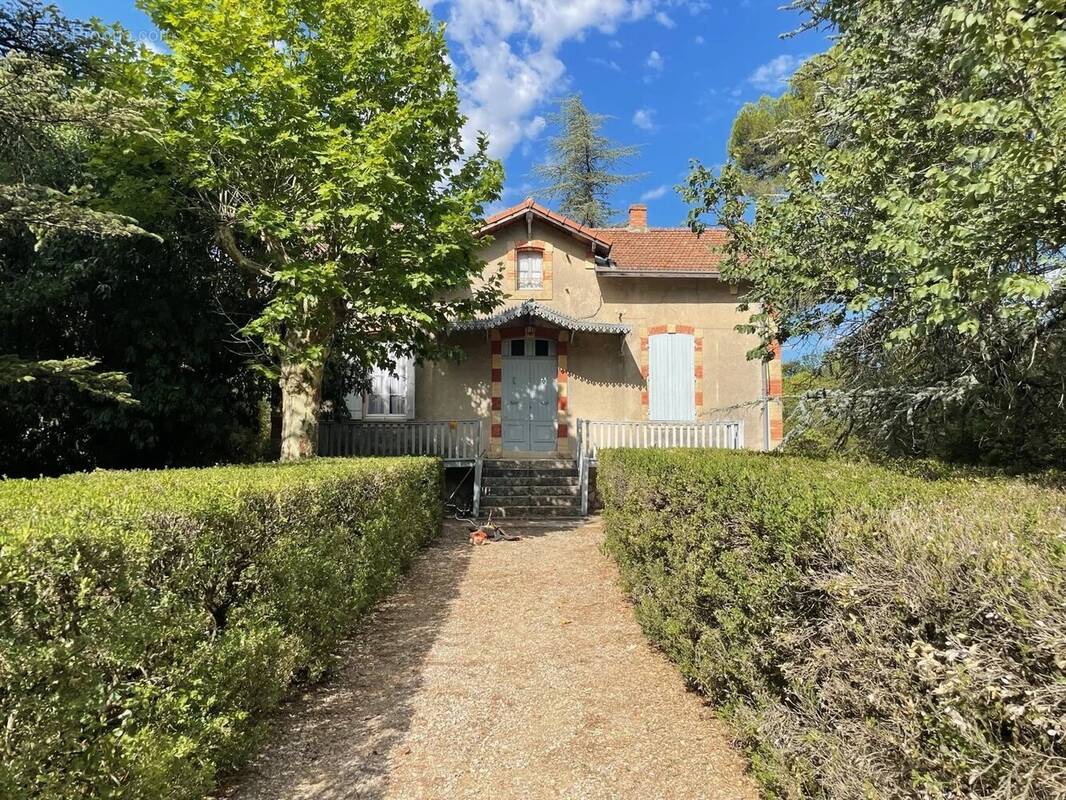 Maison à SAINT-CHAPTES