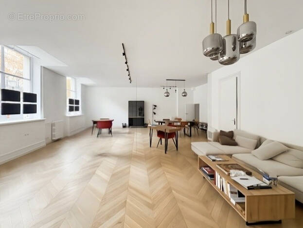 Commerce à PARIS-8E