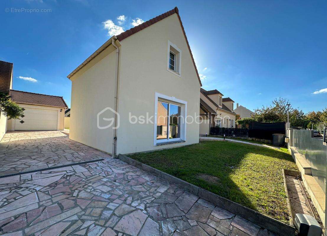 Maison à SAVIGNY-LE-TEMPLE