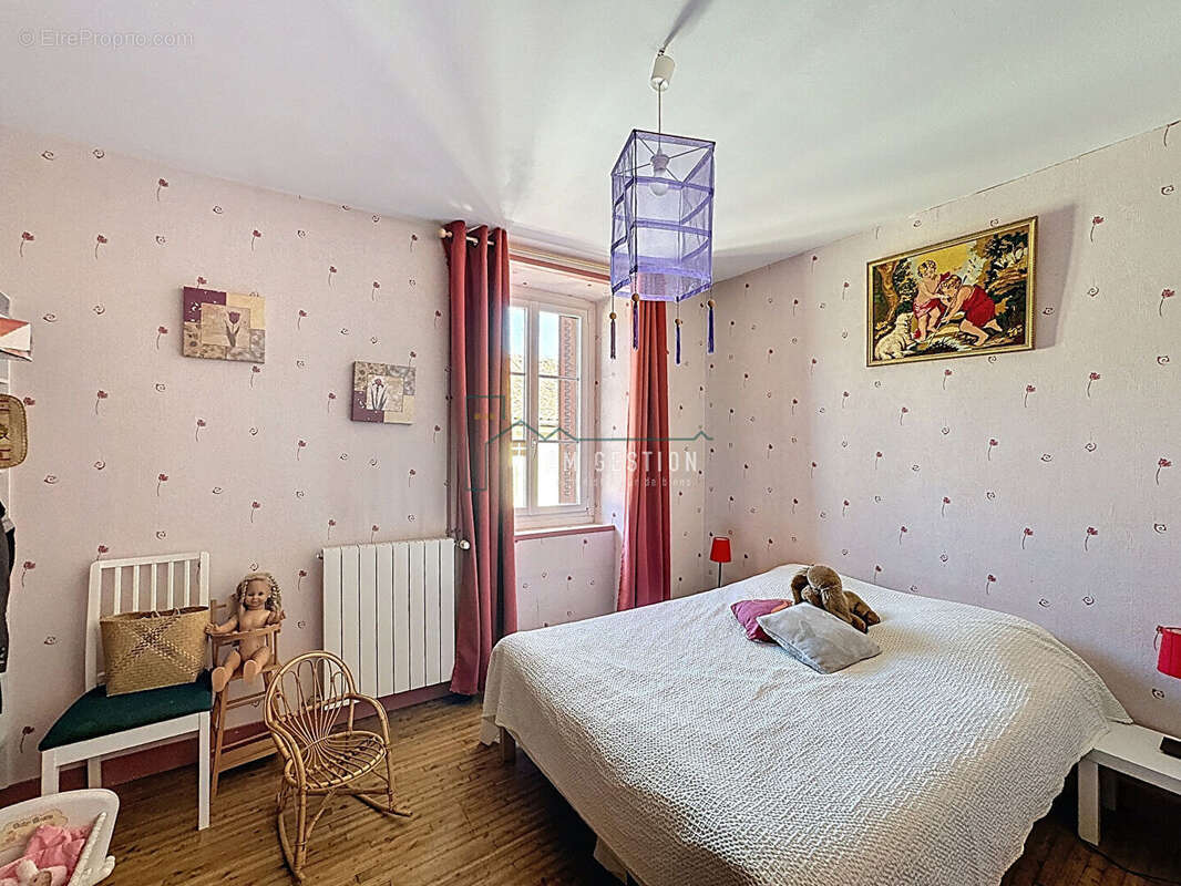 Maison à SAINT-LAURENT-SUR-GORRE