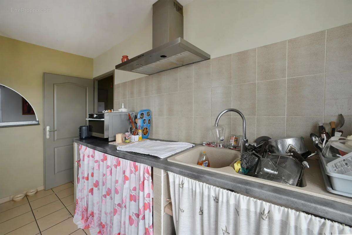 Maison à SAINT-JULIEN-LES-ROSIERS