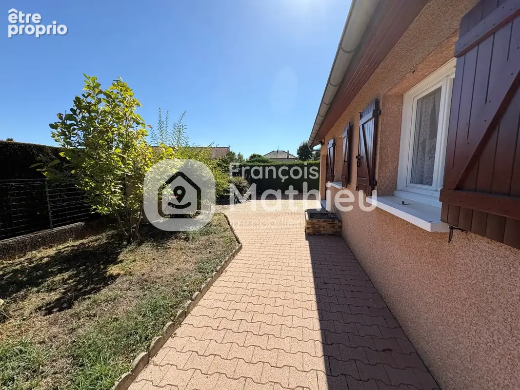 Villars les Dombes : maison plain-pied 90m2 hab - 3 chambres + garage - 723m2 de terrain - photo 3