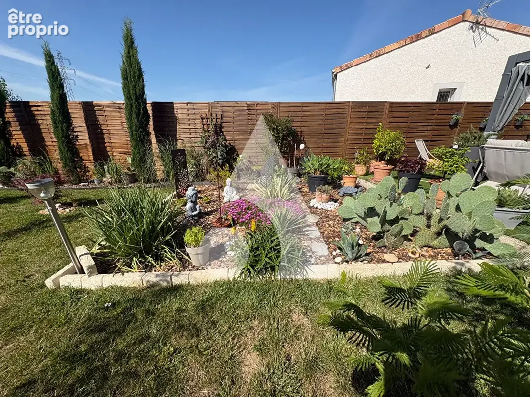 Maison récente de plain-pied avec gîte, sans vis-à-vis, terrain arboré de 1 033 m² et voie verte à proximité : un bien rare à Sa - photo 2