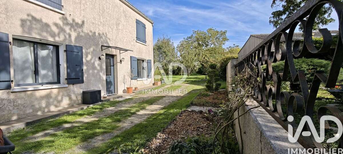 Maison 162 m² à Saint-Sigismond  - photo 2