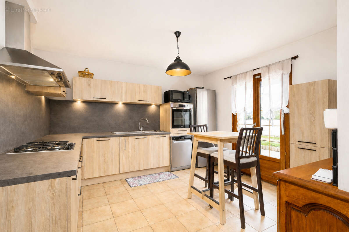 13 minutes à l'Est de Beaune : Maison 1994 avec grand terrain : 4 chambres : Pièce de vie de 40 m2 - photo 3