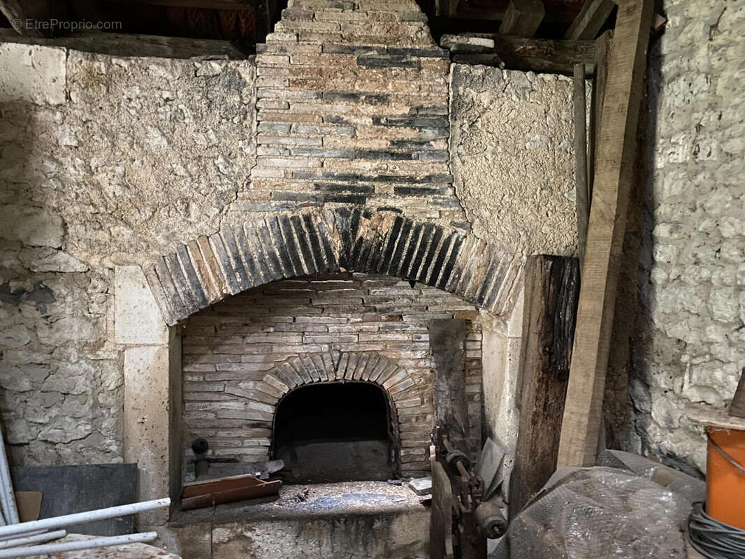 8 - Maison à SAINT-LAURENT-DES-COMBES