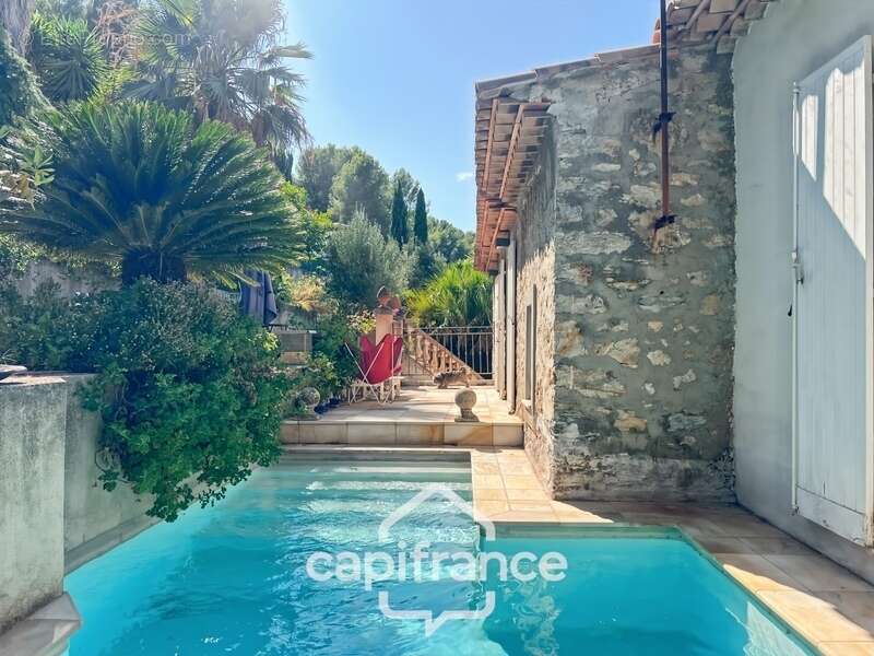 Maison à vendre 6 pièces HYERES (83) - Charme de l'ancien - 4 chambres - 200m2 habitables - Piscine - possibilité 2 appartements - photo 10