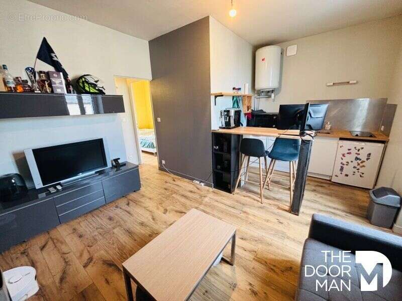 Immeuble 53000 - photo 2