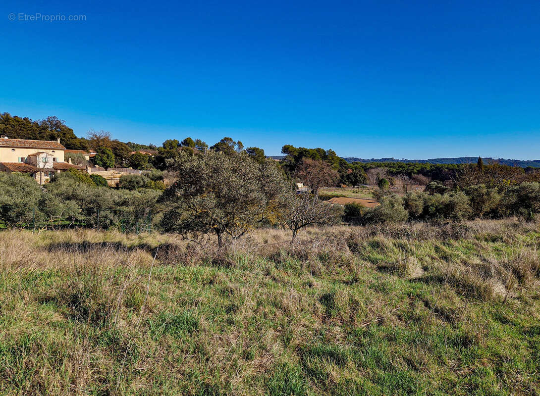 Terrain à LORGUES