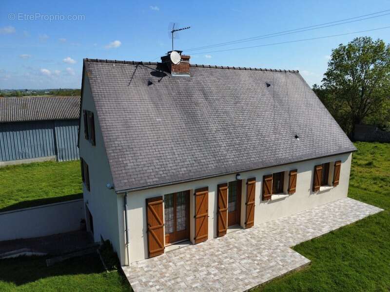 Propriété rare avec bâtiment indépendant de 563 m² sur 7 251 m² de terrain à Regnéville-sur-Mer (50) - photo 3