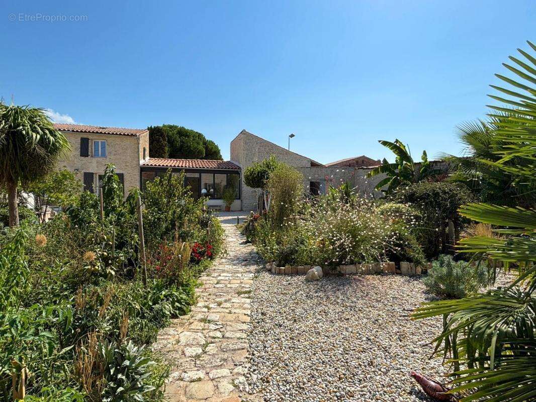 Propriété d’exception au cœur du village de Saint-Georges-d’Oléron - photo 3