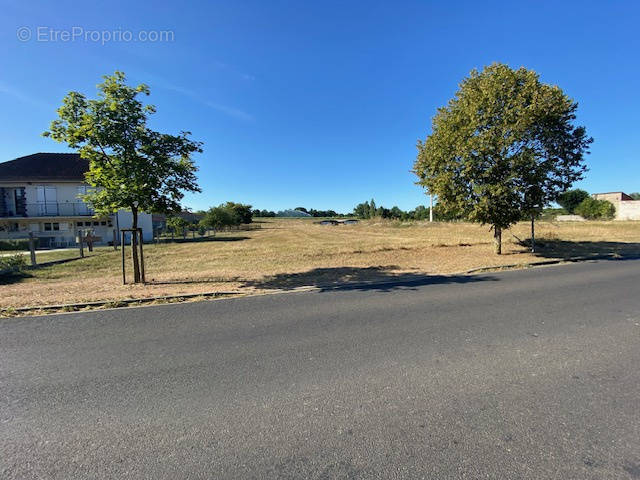 Terrain à MARINGUES