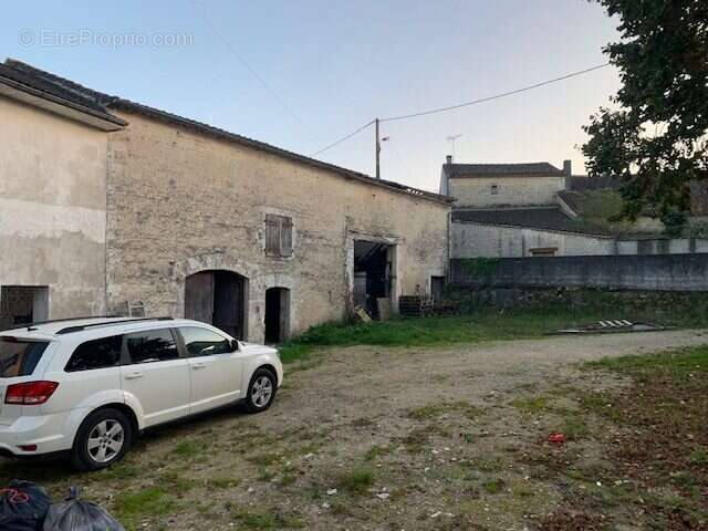 Façade atelier+grange - Maison à ANAIS