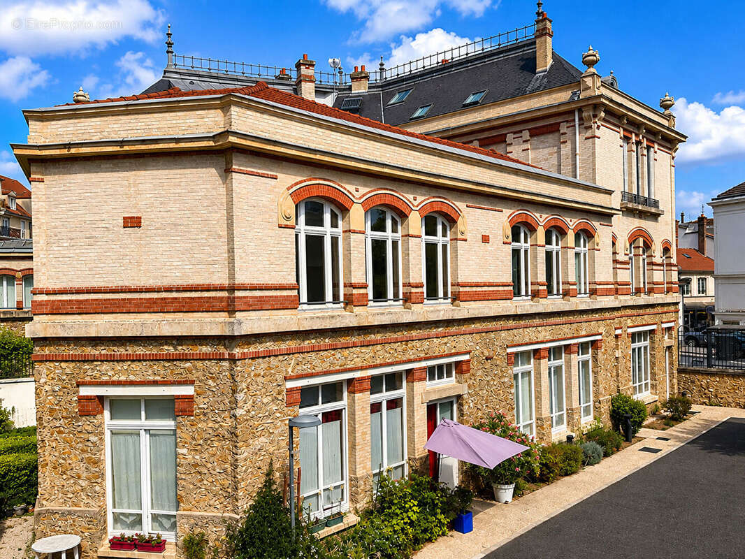 Ancienne Sous-Préfecture de Melun  Élégant triplex au coeur du centre-ville - photo 2