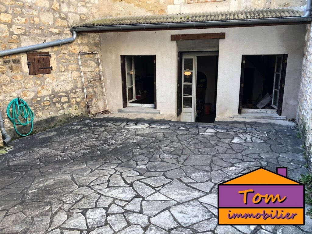 Maison à LA ROCHEBEAUCOURT-ET-ARGENTINE