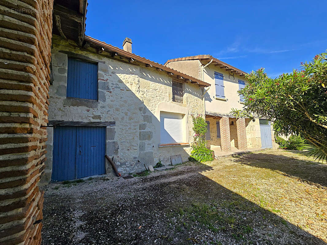 Rare - Délicieuse propriété 1,9 hectare maison rénovée et nombreuses dépendances - photo 3