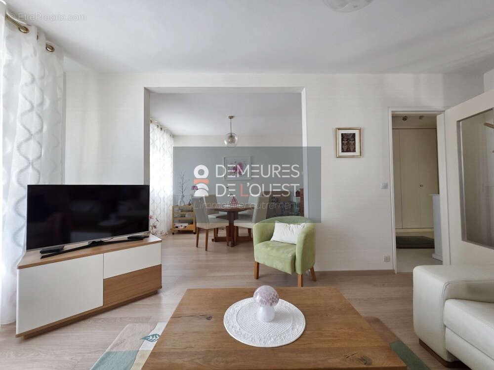 Appartement T2 - 63,50 m2 - 1 chambre - grand balcon - cave - un parking abrité - photo 4