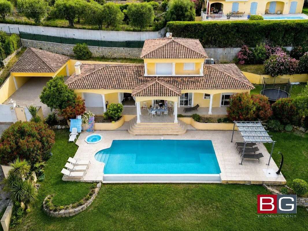 Vue panoramique sur le Cap d'Antibes – Élégante villa contemporaine de 5 pièces - photo 2
