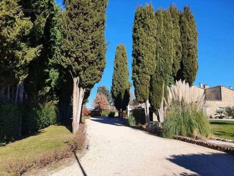 Propriété de caractère avec piscine et gîtes – Art de vivre en Provence - photo 2