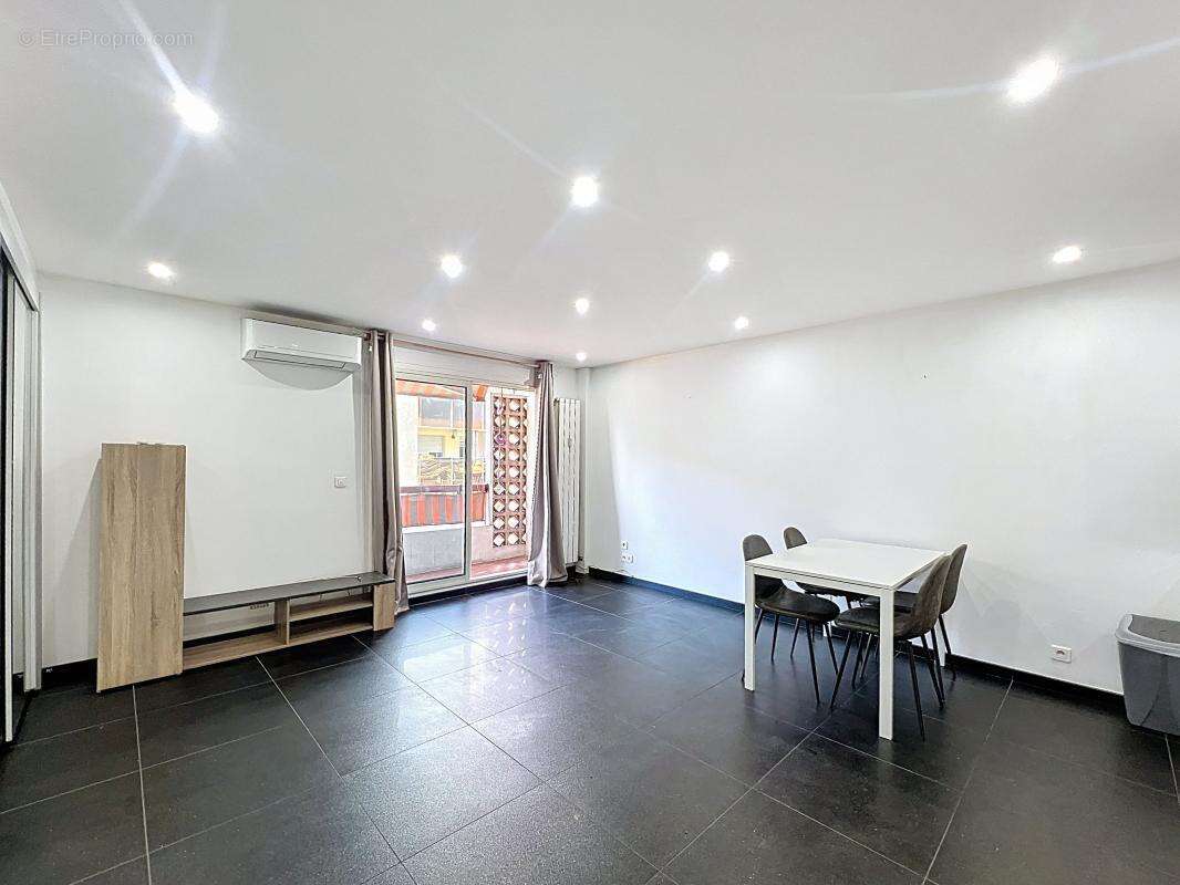 Appartement à SAINT-LAURENT-DU-VAR