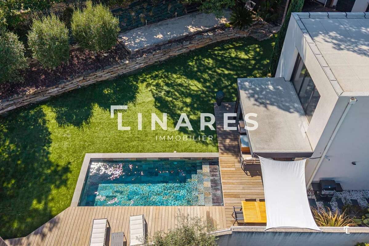 LA CONFIDENTIELLE - Villa T4/5 de 155m² - Piscine - Garage 39m² - Terrain 985m²  - 13012 MARSEILLE - photo 28