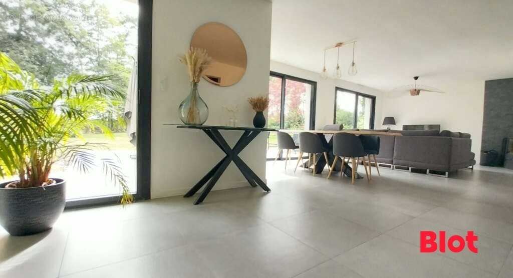 Maison à LA CHAPELLE-DES-FOUGERETZ