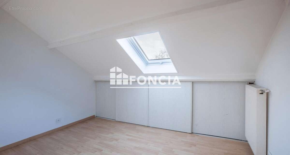 Maison à LE MESNIL-SAINT-DENIS